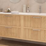 Das Rosenfeld Badmöbel 160 in Eiche natur vereint handwerkliche Präzision mit modernem Luxus. Gefertigt aus massivem Eichenholz mit Rillenfront, vier Softclose-Schubladen und einem matten weißen Mineralwerkstoff-. Das Waschbecken ist wahlweise mit oder oh