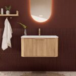 Rundes hängendes Badezimmermöbel 80 cm aus Natureiche mit Riffelfront und mattweißem Solid-Surface-Waschtisch