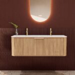 Rundes hängendes Badmöbel 120 cm aus Natureiche mit Riffelfront und mattweißem Solid-Surface-Doppelwaschtisch