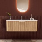 Rundes hängendes Badezimmermöbel 120 cm aus Natureiche mit Riffelfront und mattweißem Solid-Surface-Waschtisch