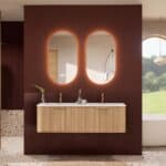 Rundes hängendes Badezimmermöbel 140 cm aus Natureiche mit Riffelfront und mattweißem Solid-Surface-Doppelwaschtisch