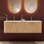 Rundes hängendes Badezimmermöbel 140 cm aus Natureiche mit Riffelfront und mattweißem Solid-Surface-Doppelwaschtisch