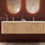 Rundes hängendes Badezimmermöbel 160 cm aus Natureiche mit Riffelfront und mattweißem Solid-Surface-Doppelwaschtisch