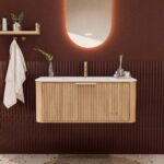 Rundes hängendes Badezimmermöbel 100 cm aus Natureiche mit Riffelfront und mattweißem Solid-Surface-Waschtisch