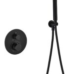 Stilvolles thermostatisches Unterputz-Duschsystem in Mattschwarz, Kopfbrause Ø25 cm und separatem Handbrausenset. Wandanschluss. Erhältlich in 6 Farben und mit 5 Jahren Garantie. Charakteristisch für die Toscana Serie ist das gedrehte Relief an der Bedien
