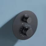 Luxuriöses thermostatisches Unterputz-Duschsystem in Black Gun Metal mit PVD-Beschichtung, Kopfbrause Ø25 cm und separatem Handbrausenset. Wandanschluss. Erhältlich in 6 Farben und mit 5 Jahren Garantie. Charakteristisch für die Toscana Serie ist das gedr