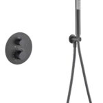 Luxuriöses thermostatisches Unterputz-Duschsystem in Black Gun Metal mit PVD-Beschichtung, Kopfbrause Ø25 cm und separatem Handbrausenset. Wandanschluss. Erhältlich in 6 Farben und mit 5 Jahren Garantie. Charakteristisch für die Toscana Serie ist das gedr
