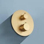 Thermostatisches Unterputz-Duschsystem in gebürstetem Gold mit PVD-Beschichtung, Kopfbrause Ø25 cm und separatem Handbrausenset. Für Deckenmontage ausgeführt. Erhältlich in 6 Farben und mit 5 Jahren Garantie. Charakteristisch für die Toscana Serie ist das