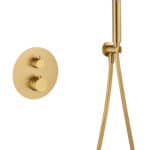 Thermostatisches Unterputz-Duschsystem in gebürstetem Gold mit PVD-Beschichtung, Kopfbrause Ø25 cm und separatem Handbrausenset. Wandanschluss. Erhältlich in 6 Farben und mit 5 Jahren Garantie. Charakteristisch für die Toscana Serie ist das gedrehte Relie