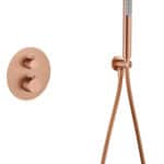Stilvolles thermostatisches Unterputz-Duschsystem in gebürstetem Kupfer mit PVD-Beschichtung, Kopfbrause Ø25 cm und separatem Handbrausenset. Wandanschluss. Erhältlich in 6 Farben und mit 5 Jahren Garantie. Charakteristisch für die Toscana Serie ist das g