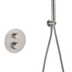 Modernes thermostatisches Unterputz-Duschsystem in gebürstetem Nickel, Kopfbrause Ø25 cm und separatem Handbrausenset. Wandanschluss. Erhältlich in 6 Farben und mit 5 Jahren Garantie. Charakteristisch für die Toscana Serie ist das gedrehte Relief an der B