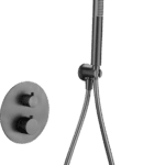 Luxuriöses thermostatisches Unterputz-Duschsystem in Black Gun Metal mit PVD-Beschichtung, Kopfbrause Ø25 cm und separatem Handbrausenset. Für Deckenmontage ausgeführt. Erhältlich in 6 Farben und mit 5 Jahren Garantie. Charakteristisch für die Toscana Ser