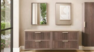 Wandhängendes Badezimmermöbel 200 cm aus dunkler Eiche mit zwei Schubladen und beige Kalksteinwaschtisch
