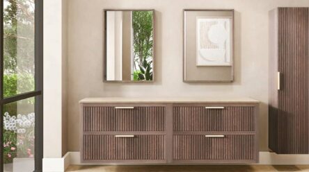 Wandhängendes Badezimmermöbel 200 cm aus dunkler Eiche mit zwei Schubladen und beige Kalksteinwaschtisch
