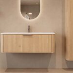 Rundes hängendes Badezimmermöbel 120 cm aus Natureiche mit Glattfront und mattweißem Solid-Surface-Waschtisch