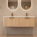 Rundes hängendes Badezimmermöbel 140 cm aus Natureiche mit Glattfront und mattweißem Solid-Surface-Doppelwaschtisch