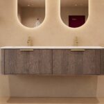 Rundes hängendes Badezimmermöbel 160 cm aus Dunkeleiche mit Glattfront und mattweißem Solid-Surface-Doppelwaschtisch