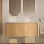 Rundes wandhängendes Badmöbel 120 cm aus Natureiche mit glatte Front und weißes Solid-Surface-Becken mit zwei Waschbecken