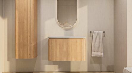 Rundes wandhängendes Badezimmermöbel 80 cm aus Natureiche mit glatte Front und graue Kalksteinplatte