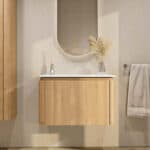 Rundes wandhängendes Badezimmermöbel 80 cm aus Natureiche mit glatte Front und weißes Solid-Surface-Becken