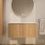 Rundes wandhängendes Badezimmermöbel 100 cm aus Natureiche mit Riffelfront und weißes Solid-Surface-Becken