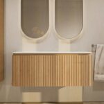 Rundes wandhängendes Badmöbel 120 cm aus Natureiche mit Riffelfront und weißes Solid-Surface-Becken mit zwei Waschbecken