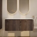 Rundes wandhängendes Badmöbel 120 cm aus dunkler Eiche mit Riffelfront und weißes Solid-Surface-Becken mit zwei Waschbecken