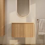 Rundes wandhängendes Badezimmermöbel 80 cm aus Natureiche mit Riffelfront und Eichenholzplatte