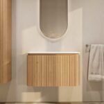 Rundes wandhängendes Badezimmermöbel 80 cm aus Natureiche mit Riffelfront und weißes Solid-Surface-Becken