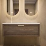 Wandhängendes Badezimmermöbel 120 cm aus Natureiche mit eine Schublade und weißes Solid-Surface-Aufsatzbecken