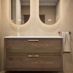 Wandhängendes Badezimmermöbel 120 cm aus Natureiche mit zwei Schubladen und weißes Solid-Surface-Aufsatzbecken