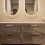 Wandhängendes Badezimmermöbel 160 cm aus Natureiche mit zwei Schubladen und beige Kalksteinwaschtisch
