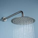 Modernes thermostatisches Unterputz-Duschsystem in gebürstetem Nickel, Kopfbrause Ø25 cm und separatem Handbrausenset. Wandanschluss. Erhältlich in 6 Farben und mit 5 Jahren Garantie. Charakteristisch für die Toscana Serie ist das gedrehte Relief an der B