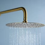 Thermostatisches Unterputz-Duschsystem in gebürstetem Gold mit PVD-Beschichtung, Kopfbrause Ø25 cm und separatem Handbrausenset. Wandanschluss. Erhältlich in 6 Farben und mit 5 Jahren Garantie. Charakteristisch für die Toscana Serie ist das gedrehte Relie