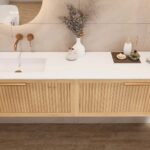 Wandhängendes Badezimmermöbel 140 cm aus Natureiche mit eine Schublade und mattweißer Mineralguss-Waschtisch (stilvoll)