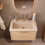 Wandhängendes Badezimmermöbel 70 cm aus Natureiche mit eine Schublade und matt-weißer Mineralguss-Waschtisch