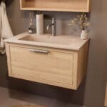 Wandhängendes Badezimmermöbel 80 cm aus Natureiche mit eine Schublade und matt-weißer Mineralguss-Waschtisch