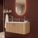 Rundes hängendes Badezimmermöbel 100 cm aus Natureiche mit Riffelfront und mattweißem Solid-Surface-Waschtisch