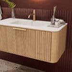 Rundes hängendes Badezimmermöbel 100 cm aus Natureiche mit Riffelfront und mattweißem Solid-Surface-Waschtisch