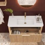 Rundes hängendes Badezimmermöbel 100 cm aus Natureiche mit Riffelfront und mattweißem Solid-Surface-Waschtisch