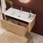 Rundes hängendes Badezimmermöbel 100 cm aus Natureiche mit Riffelfront und mattweißem Solid-Surface-Waschtisch