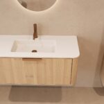 Rundes hängendes Badezimmermöbel 100 cm aus Natureiche mit Glattfront und mattweißem Solid-Surface-Waschtisch