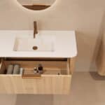 Rundes hängendes Badezimmermöbel 100 cm aus Natureiche mit Glattfront und mattweißem Solid-Surface-Waschtisch