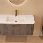 Rundes hängendes Badezimmermöbel 100 cm aus Dunkeleiche mit Glattfront und mattweißem Solid-Surface-Waschtisch