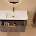 Rundes hängendes Badezimmermöbel 100 cm aus Dunkeleiche mit Glattfront und mattweißem Solid-Surface-Waschtisch