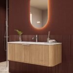 Rundes hängendes Badezimmermöbel 120 cm aus Natureiche mit Riffelfront und mattweißem Solid-Surface-Waschtisch