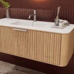 Rundes hängendes Badezimmermöbel 120 cm aus Natureiche mit Riffelfront und mattweißem Solid-Surface-Waschtisch