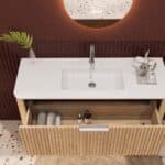 Rundes hängendes Badezimmermöbel 120 cm aus Natureiche mit Riffelfront und mattweißem Solid-Surface-Waschtisch