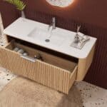 Rundes hängendes Badezimmermöbel 120 cm aus Natureiche mit Riffelfront und mattweißem Solid-Surface-Waschtisch