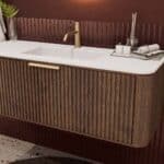 Rundes hängendes Badezimmermöbel 120 cm aus Dunkeleiche mit Riffelfront und mattweißem Solid-Surface-Waschtisch